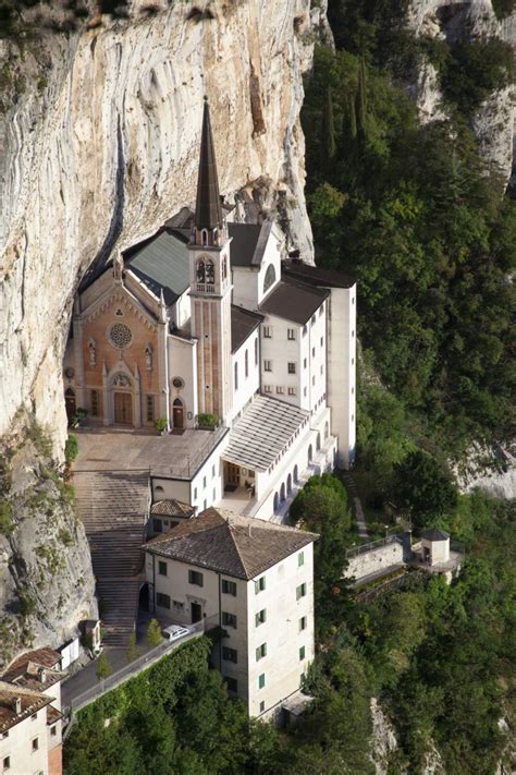 Madonna della Corona: la chiesa annidata tra le montagne